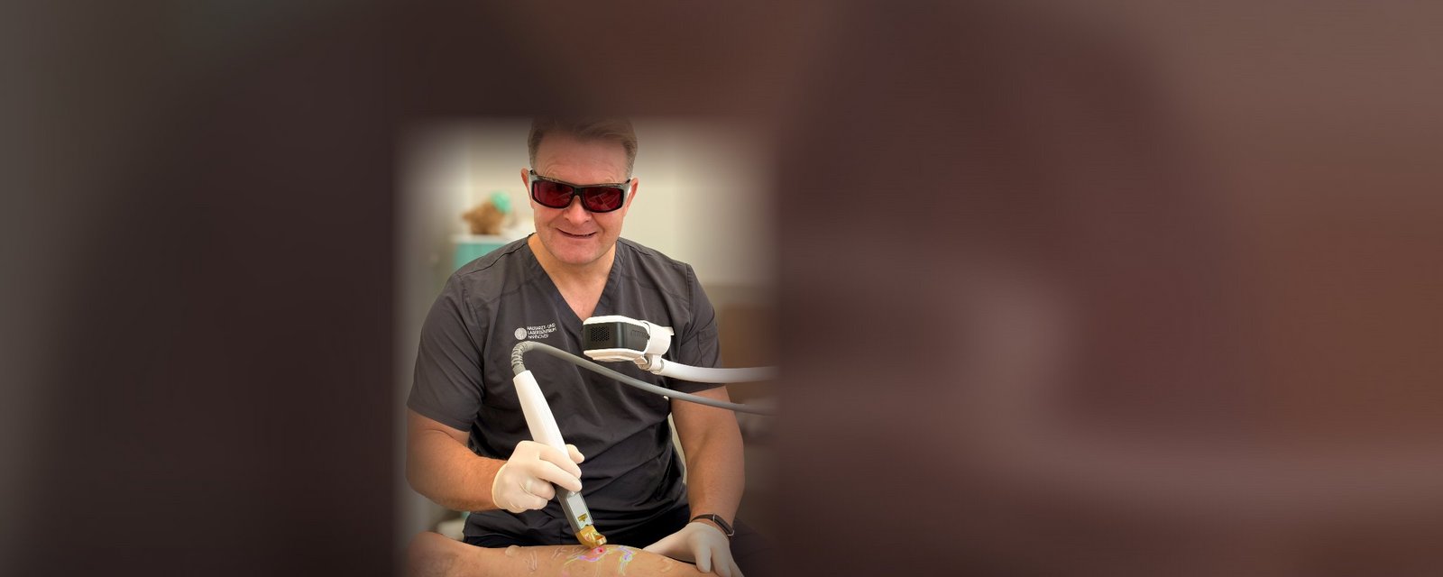 Dr. Matthias Wahn behandelt Besenreiser am Bein mit Laser und Augmented-Reality-Venendarstellung