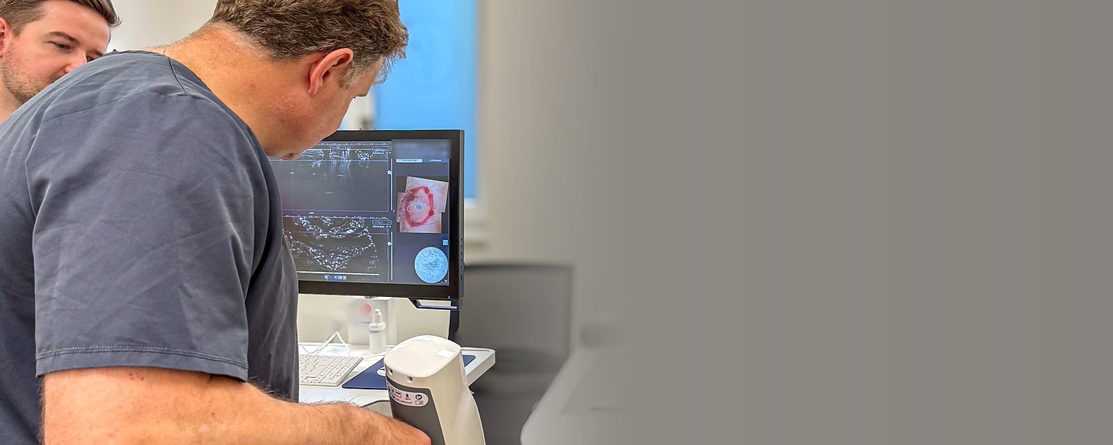 Dr. Wahn untersucht eine Hautstelle mit dem deepLive (LC-OCT) im HLZ Hannover